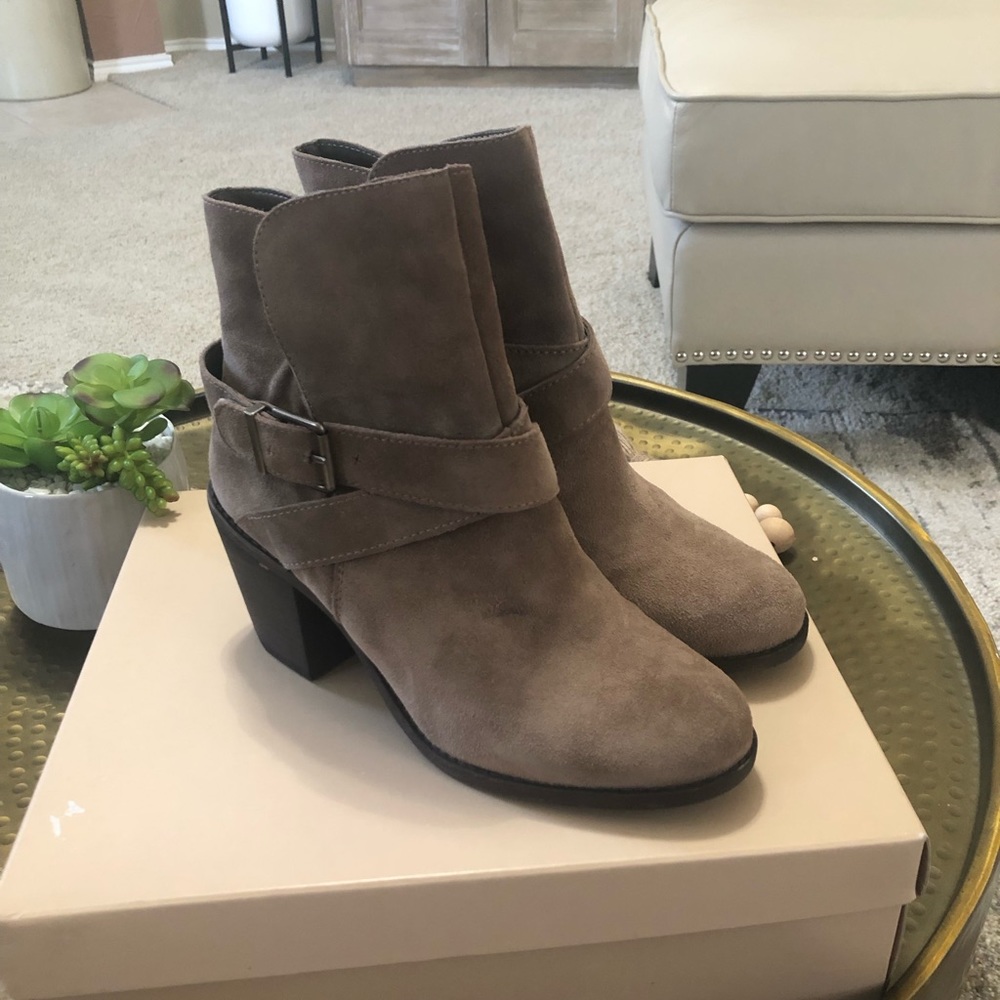 BCBG  nubuck boots